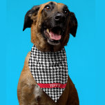 Bandana Nom rouge personnalisé sur Houndstooth Motif anima<br><div class="desc">Imprimé d'un côté, bandana motif en houndstooth noir et blanc avec le nom du chien sur une bande rouge. Deux tailles disponibles : 18"x18" (enfants, petits chiens) et 22"x22" (adultes, grands chiens). Modifiez facilement le nom à l'aide du Modèle fourni. Tissu léger qui respire bien et sèche rapidement. 100% filé...</div>