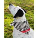 Bandana Nom rouge personnalisé sur Houndstooth Motif anima<br><div class="desc">Imprimé d'un côté, bandana motif en houndstooth noir et blanc avec le nom du chien sur une bande rouge. Deux tailles disponibles : 18"x18" (enfants, petits chiens) et 22"x22" (adultes, grands chiens). Modifiez facilement le nom à l'aide du Modèle fourni. Tissu léger qui respire bien et sèche rapidement. 100% filé...</div>