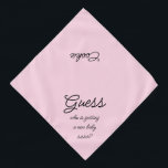 Bandana Nouvelle Soeur de bébé Typographie de script Pink<br><div class="desc">Bandana rose, avec une jolie faire-part texte... Devinez qui a une nouvelle petite soeur ? Parce que votre animal fait aussi partie de la famille ! Parfait pour votre annonce d'un nouvel animal de compagnie ou bébé! Aussi parfait pour révéler le genre! La couleur arrière - plan est personnalisable à...</div>