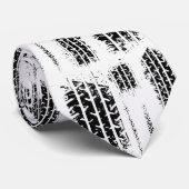 Bande de roulement noire de pneu sur le cravate (Roulé)