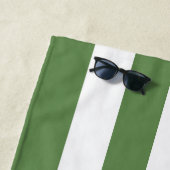 Bande d'olive et de blanc | Serviette de plage Bri (En situation)