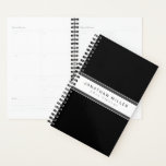 Bande noire et blanche professionnelle | Nom et an<br><div class="desc">Moderne planificateur professionnel dispose d'un design simple noir et blanc avec nom personnalisé dans une bannière blanche coordonnée avec une double bande grise avec accents blancs et texte noir. Montré avec un nom personnalisé et année sur le devant de la typographie moderne, ce planificateur personnalisé est conçu avec du texte...</div>