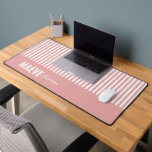 Bande rose et blanc personnalisées moderne élégant<br><div class="desc">Style minimaliste moderne girly rose et blanc rayé élégant simple unique design personnalisé bureau de bureau design.</div>