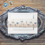 Bandeau De Faire-part Blue Cornflowers & Blé Cream Mariage moderne<br><div class="desc">Fleurs de maïs bleu doux fleurissant dans un champ brun tan doux d'herbes séchées font cette simple bande de ventre faire-part de mariage moderne, mais rustique et unique. On ressent presque la douce brise qui déplace les herbes. Simple, mais élégant, les tons terre et le blues doux sont la combinaison...</div>