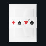 Bandeau De Faire-part Cartes rouge et noire avec coeur rayé d'amour<br><div class="desc">Les costumes de carte en noir et rouge classique obtiennent une torsion romantique avec un coeur frappé d'amour avec une flèche. Simple et amusant,  ajoutez cette bande volante à n'importe quelle suite à thème de Las Vegas ou casino.</div>