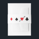 Bandeau De Faire-part Cartes rouge et noire avec coeur rayé d'amour<br><div class="desc">Les costumes de carte en noir et rouge classique obtiennent une torsion romantique avec un coeur frappé d'amour avec une flèche. Simple et amusant,  ajoutez cette bande volante à n'importe quelle suite à thème de Las Vegas ou casino.</div>