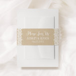 Bandeau De Faire-part Rustic Kraft et Mariage de dentelle S'il vous plaî<br><div class="desc">Les bandes de faire-part de mariage sont décorées "Please Join Us" en écriture monogramme,  une charmante conception de bordure illustrée de dentelle vintage blanche fleurie et pointillée,  et un arrière - plan à l'aspect texturé de papier kraft rustique brun.</div>