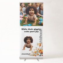 le jeu de bébé sur le terrain est un spectacle dél