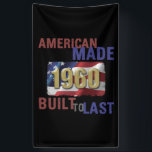Banderoles 1960 American Made 60th Birthday<br><div class="desc">Cette idée de cadeau d'anniversaire drôle et unique a le drapeau américain et dit "fait américain,  construit à dernier". L'idée de cadeau parfait pour les mères ou les papes conservatrices et républicaines !</div>