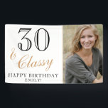 Banderoles 30 et élégant blanc élégant 30e anniversaire photo<br><div class="desc">30 et Classy Elegant Black and White 30th Birthday Photo Banner. Grand signe pour la fête du 30ème anniversaire avec une photo personnalisée, votre nom, une citation inspirante 30 et classe et texte dans le script tendance. L'arrière - plan est blanc et le texte est en noir et or. Personnalisez...</div>