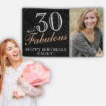 Banderoles 30 et fabuleux Elegant Black 30th Birthday Photo<br><div class="desc">30 et Fabulous Elegant Black 30th Birthday Party Photo bannière. Grand signe pour la fête du 30ème anniversaire avec une photo personnalisée et inspirant 30 et un dicton fabuleux. L'arrière - plan est noir et le texte est blanc et doré. Personnalisez le panneau avec votre photo, votre nom et l'âge,...</div>