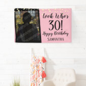 Banderoles 30e anniversaire de la fille qui regarde  (En situation)