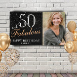 Banderoles 50 et fabuleux moderne Black 50th Birthday Photo<br><div class="desc">50 et Fabulous Modern Black 50th Birthday Photo Banner. Grand signe pour la fête du 50ème anniversaire avec une photo personnalisée, inspirationnelle et drôle de citation 50 et fabuleux et texte dans un script tendance avec un nom. L'arrière - plan est noir et le texte est blanc et doré. Personnalisez...</div>