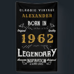 Banderoles 60th Birthday 1962 Ajouter le nom Black Gold Legen<br><div class="desc">Bannière d'anniversaire personnalisée. Ajoutez le nom à cette bannière d'anniversaire d'impression rétro de style vintage. Modifiez le nom et l'année avec le modèle fourni. Un magnifique mur d'anniversaire noir personnalisé accroché à la typographie vintage blanche et or. Plus de cadeaux et de fournitures de fête disponibles avec le design "légendaire"...</div>
