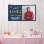 Banderoles 60th Birthday Born 1963 Ajouter Nom Blue Gold Phot<br><div class="desc">Anniversaire personnalisé ajoutez votre nom et la bannière année. Modifiez le nom,  l'année et la photo avec le modèle fourni. Un merveilleux accessoire de fête d'anniversaire personnalisé. Plus de cadeaux et de fournitures de fête disponibles avec le design "de normes de fixation" dans le magasin.</div>