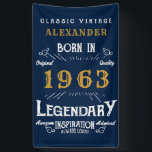 Banderoles 60th Birthday Born 1963 Ajouter Nom Legend Blue Go<br><div class="desc">Bannière d'anniversaire personnalisée. Ajoutez le nom à cette bannière d'anniversaire d'impression rétro de style vintage. Modifiez le nom et l'année avec le modèle fourni. Un magnifique mur d'anniversaire bleu personnalisé accroché à la typographie vintage blanche et or. Plus de cadeaux et de fournitures de fête disponibles avec le design "légendaire"...</div>