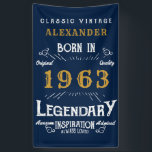 Banderoles 60th Birthday Born 1963 Ajouter Nom Legend Blue Go<br><div class="desc">Bannière d'anniversaire personnalisée. Ajoutez le nom à cette bannière d'anniversaire d'impression rétro de style vintage. Modifiez le nom et l'année avec le modèle fourni. Un magnifique mur d'anniversaire bleu personnalisé accroché à la typographie vintage blanche et or. Plus de cadeaux et de fournitures de fête disponibles avec le design "légendaire"...</div>