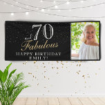 Banderoles 70 et fabuleux Elegant Black 70th Birthday Photo<br><div class="desc">70 et Fabulous Elegant Black 70th Birthday Photo Banner. Grand signe pour la fête du 70e anniversaire avec une photo personnalisée, inspirationnelle et drôle de citation 70 et fabuleux. Personnalisez le panneau avec votre photo, votre nom et l'âge, et faites votre propre bannière de fête d'anniversaire. C'est super pour la...</div>