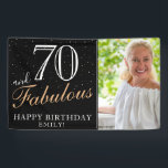 Banderoles 70 et fabuleux moderne Black 70th Birthday Photo<br><div class="desc">70 et Fabulous Modern Black 70th Birthday Photo Banner. Grand signe pour la fête du 70e anniversaire avec une photo personnalisée, inspirationnelle et drôle de citation 70 et fabuleux et texte dans un script tendance avec un nom. L'arrière - plan est noir et le texte est blanc et doré. Personnalisez...</div>