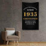 Banderoles 90e anniversaire Né en 1935 Ajouter un nom Or noir<br><div class="desc">Bannière de mur pour fête d'anniversaire 90 ans - Pièce décorative personnalisable noire et dorée. Célébrez un impressionnant jalon avec notre bannière de mur pour fête d'anniversaire. Cette bannière noire et dorée unique n'est pas seulement une décoration, c'est une pièce maîtresse. Personnalisable selon vos préférences, c'est une façon élégante et...</div>