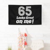 Banderoles Amusant 65ème anniversaire pour elle (En situation)