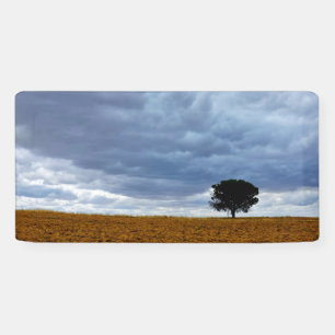 Banderoles Arbre dans un champ vide