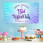 Banderoles Bat mitzvah Bold Boho Retro Blue Purple Gradient<br><div class="desc">Soyez fier, réjouissez-vous et présentez cette étape importante de votre Bat mitzvah préféré ! Accrochez cette bannière boho, rétro, personnalisée pour ajouter à sa journée spéciale. Une typographie violette et bleu marine amusante, tendance et audacieuse, avec une typographie sans serif moderne, recouvre un arrière - plan de rayons bleu clair...</div>