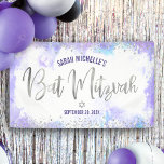 Banderoles Bat mitzvah Purple Aquarelle Silver Foil Script<br><div class="desc">Soyez fier, réjouissez-vous et présentez cette étape importante de votre Bat mitzvah préféré ! Accrochez cette étonnante bannière moderne, élégante et personnalisée pour ajouter à sa journée spéciale. Un arrière - plan d'aquarelle mauve et doux est superposé par un script de calligraphie et des points de parties scintillant argentés. Personnalisez...</div>