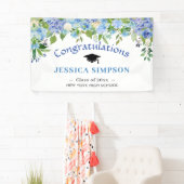 Banderoles Blue Hydrangeas Floral Graduation Class of 2024 (En situation)