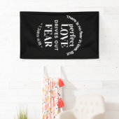 Banderoles BW 'Perfect Love chasse la peur' - 1 John 4:18 (En situation)