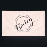 Banderoles Cartouche vintage en cercle logo maquillage et bea<br><div class="desc">Votre nom ou vos initiales proviennent du centre de ce logo circulaire avec du texte personnalisé pour une impression vintage de timbre sur ce modèle design classique de bannière rose. Idéal pour les salons, les stands événementiels, les boutiques, les salons, les pop-up, les foires et festivals, et plus encore. Veuillez...</div>