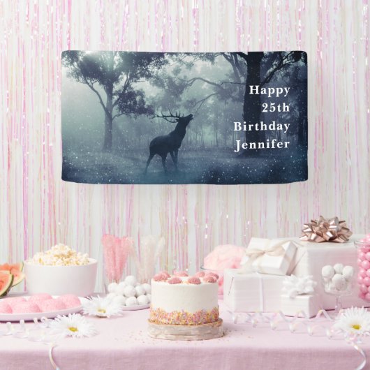 Banderoles Cerf avec Antlers dans une forêt ombragée Annivers (Fête)