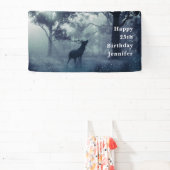 Banderoles Cerf avec Antlers dans une forêt ombragée Annivers (Insitu)