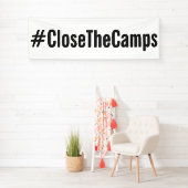Banderoles #CloseTheCamps texte noir en gras sur la manifesta (En situation)