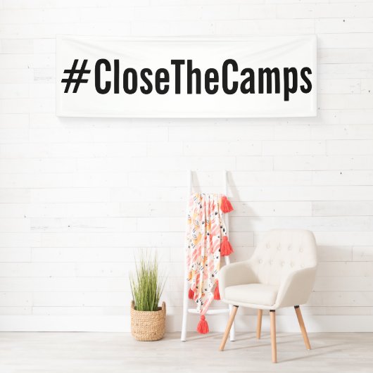 Banderoles #CloseTheCamps texte noir en gras sur la manifesta (En situation)