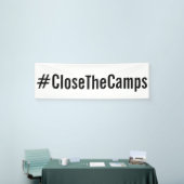 Banderoles #CloseTheCamps texte noir en gras sur la manifesta (Salon professionnel)