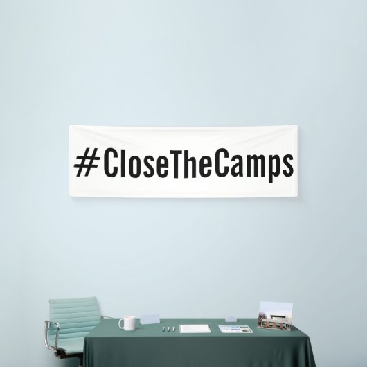 Banderoles #CloseTheCamps texte noir en gras sur la manifesta (Salon professionnel)