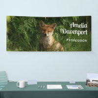 Cute Baby Fox dans une entreprise de forêt verte