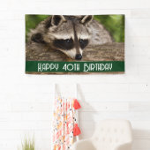 Banderoles Cute Raccoon reposant sur un journal Anniversaire (En situation)
