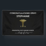 Banderoles Diplôme personnalisé de l'école de sciences infirm<br><div class="desc">Célébrez votre grand jour avec ce design audacieux. Avec un caduceus or et les initiales RN de chaque côté. Personnalisez avec le nom de votre diplômé,  l'école et l'année de cours. 

Sur un arrière - plan noir avec un texte blanc.</div>