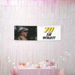 Banderoles Drôle 70 alors que Citer Photo 70th Birthday Party<br><div class="desc">Drôle 70 alors que Citer Photo 70th Birthday Party Banner. Célébrez son 70e anniversaire avec cette bannière unique et amusante ! Parfait pour ceux qui aiment rire, la bannière présente une citation qui dit : "70 alors quoi !". Le design est simple mais attrayant, avec une police en noir et...</div>