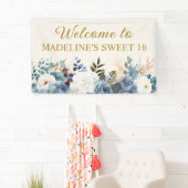 Banderoles Dusty Blue Blanc Floral Sweet 16 Bienvenue (En situation)
