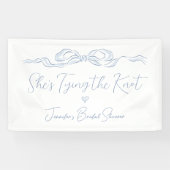 Banderoles Dusty Blue Bow She's Tying the Knot Fête des marié (Horizontal)