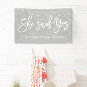 Banderoles Elle a dit oui douche nuptiale gris argent parties (En situation)