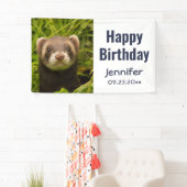 Banderoles Ferret Brown dans l'herbe Joyeux anniversaire (En situation)