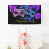 Banderoles Fête Mascarade aux masques violet rose (En situation)