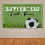 Banderoles Football pour enfants Fête d'anniversaire<br><div class="desc">Bannière d'anniversaire joyeuse sur le thème du football,  avec un terrain de football vert,  une pelouse luxuriante,  un ballon de football et un modèle de bannière pour enfants.</div>