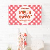 Banderoles Four Ever Sweet Strawberry 4e fête d'anniversaire (En situation)