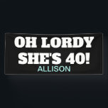 Banderoles Funny 40e anniversaire fête personnalisée<br><div class="desc">Amusante bannière personnalisée du 40e anniversaire est une façon attrayante de décorer pour cet ami ou membre de la famille qui tourne les 40 grands ! Le panneau est conçu avec un arrière - plan noir personnalisable et de grandes lettres blanches en gras "Oh Lordy Elle a 40 ans !"...</div>