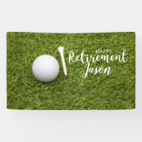 Golf heureux retraite avec balle de golf sur vert 